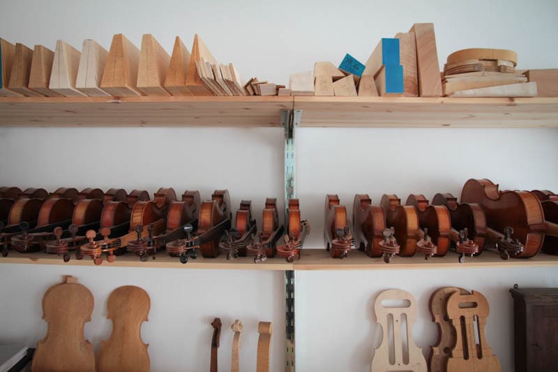Stock de bois et instruments anciens.